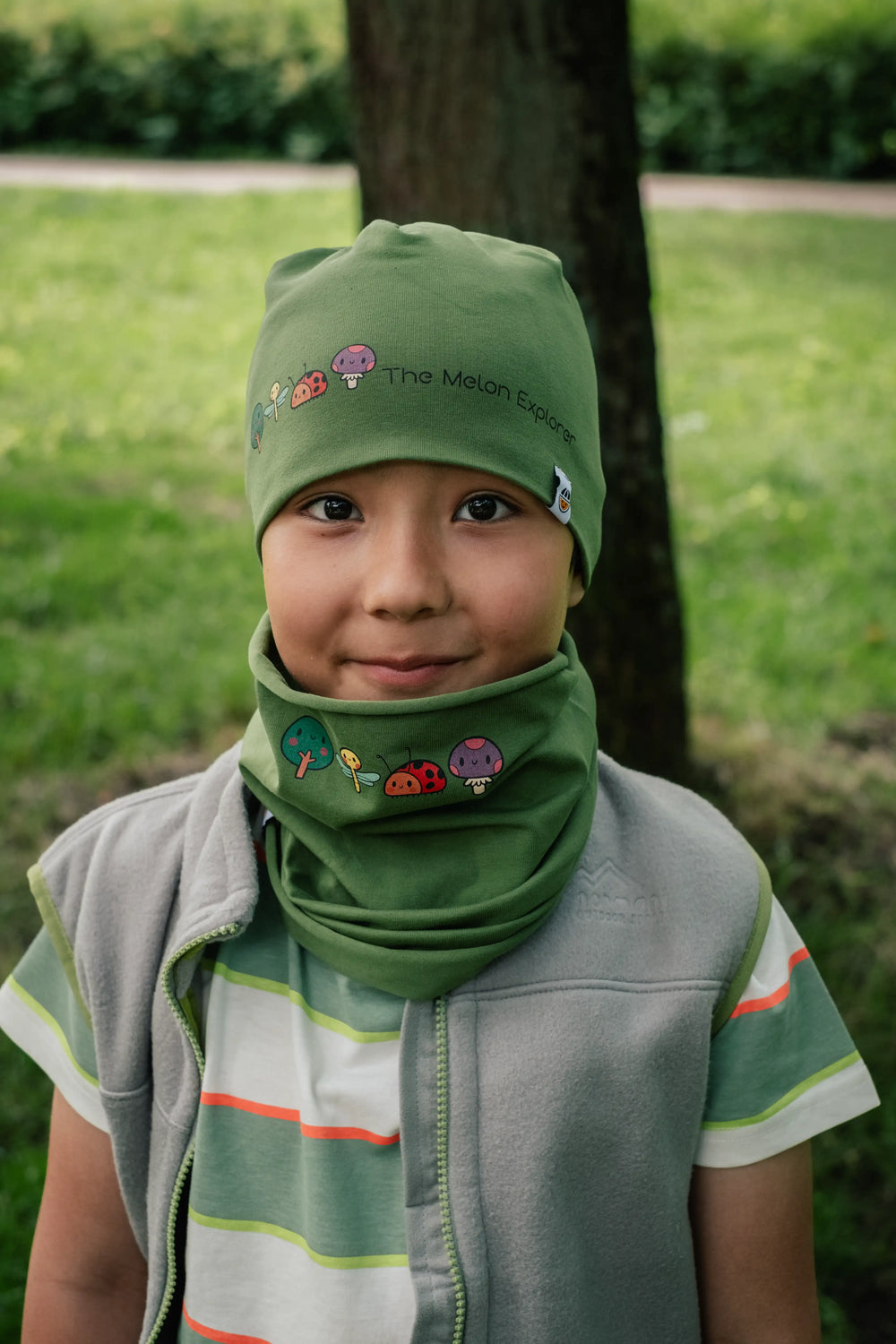 Boy wearing Woods organic cotton neck warmer and beanie in the park