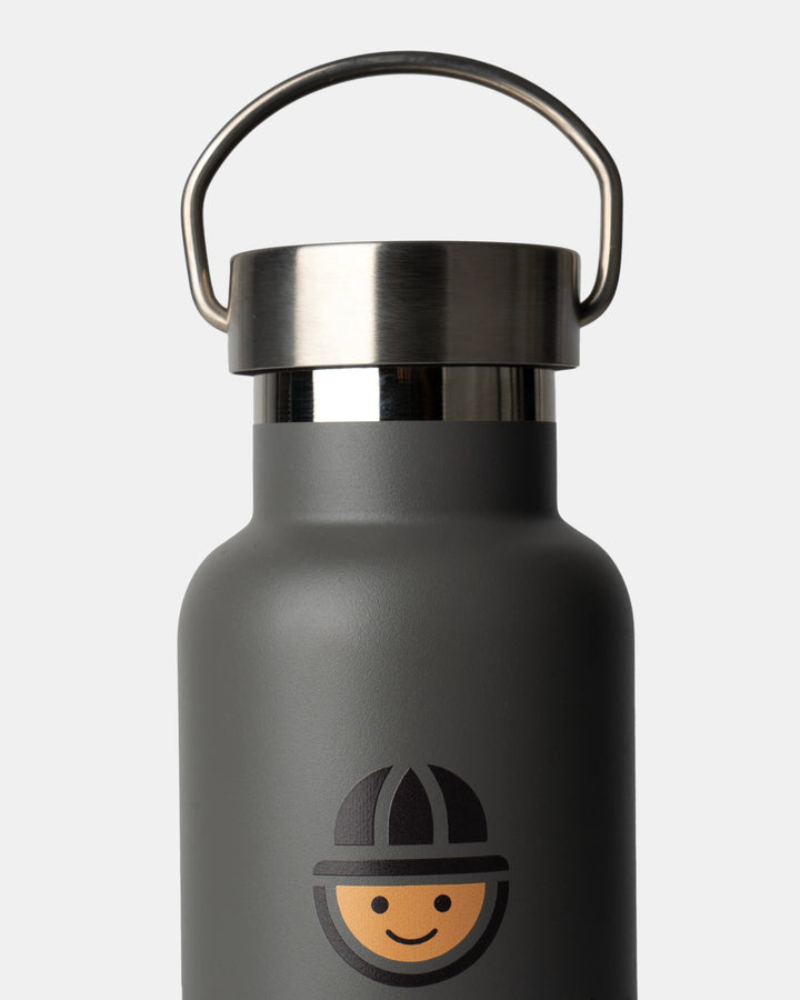 Detail of cap thermo bottle in stainless steel BPA free in grey adventure friends - The Melon Explorer