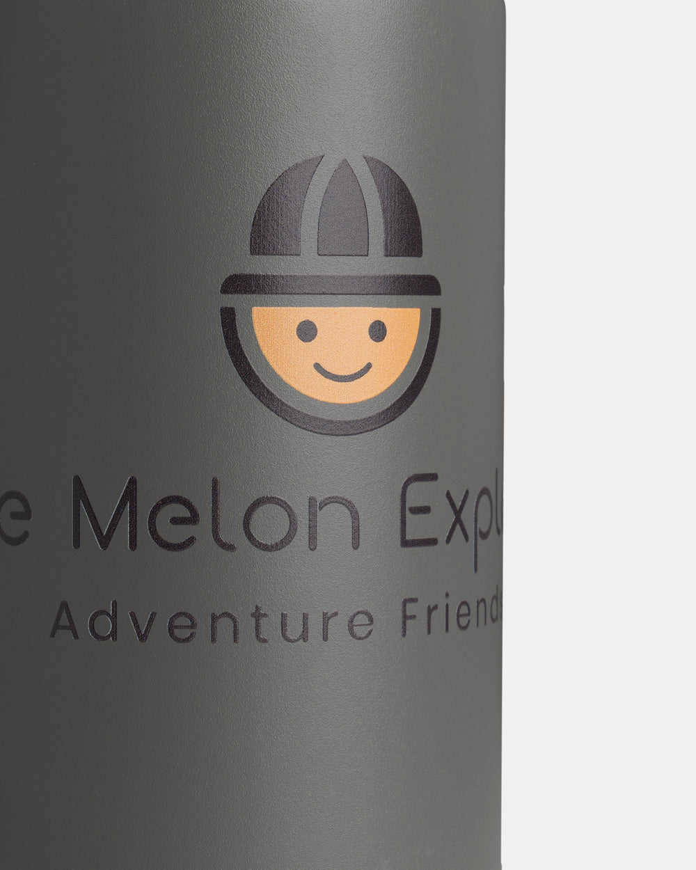 Detail of thermo bottle in stainless steel BPA free in grey adventure friends - The Melon Explorer